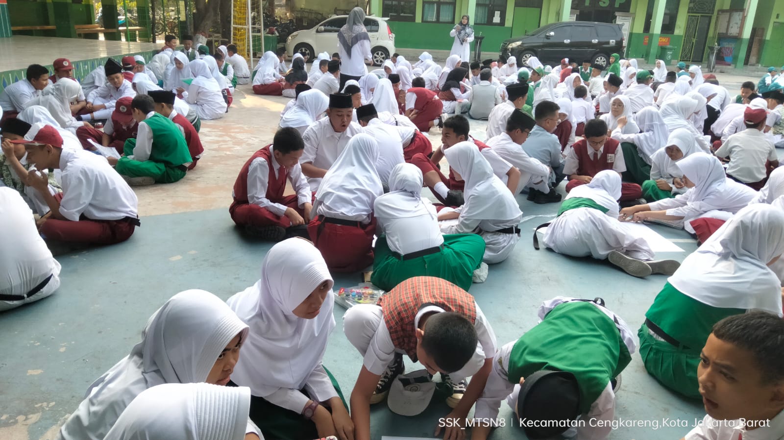 Upacara Bendera dan Kokurikuler Poster Adiwiyata Warnai Senin Pagi di MTsN 8 Jakarta